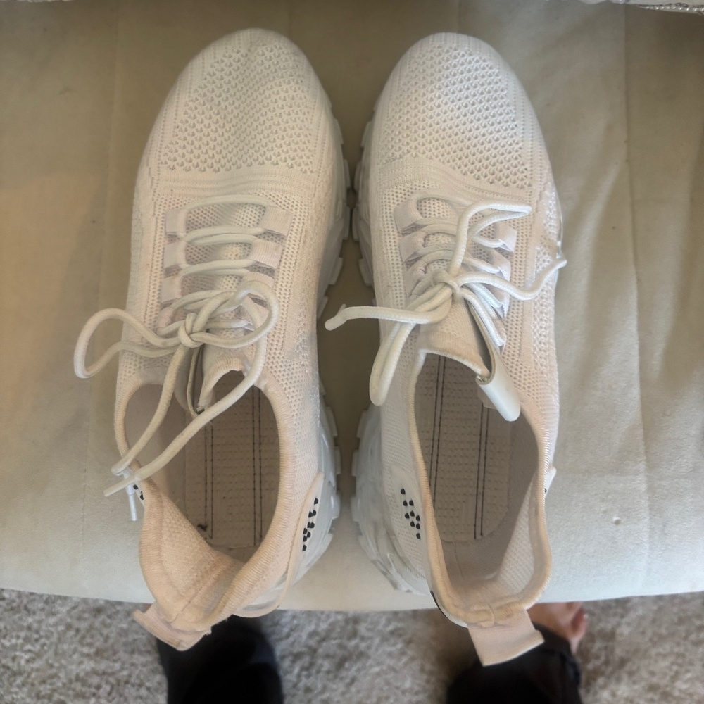 WOMEN WHITE ATHLETIC SHOE SIZE (7.5)